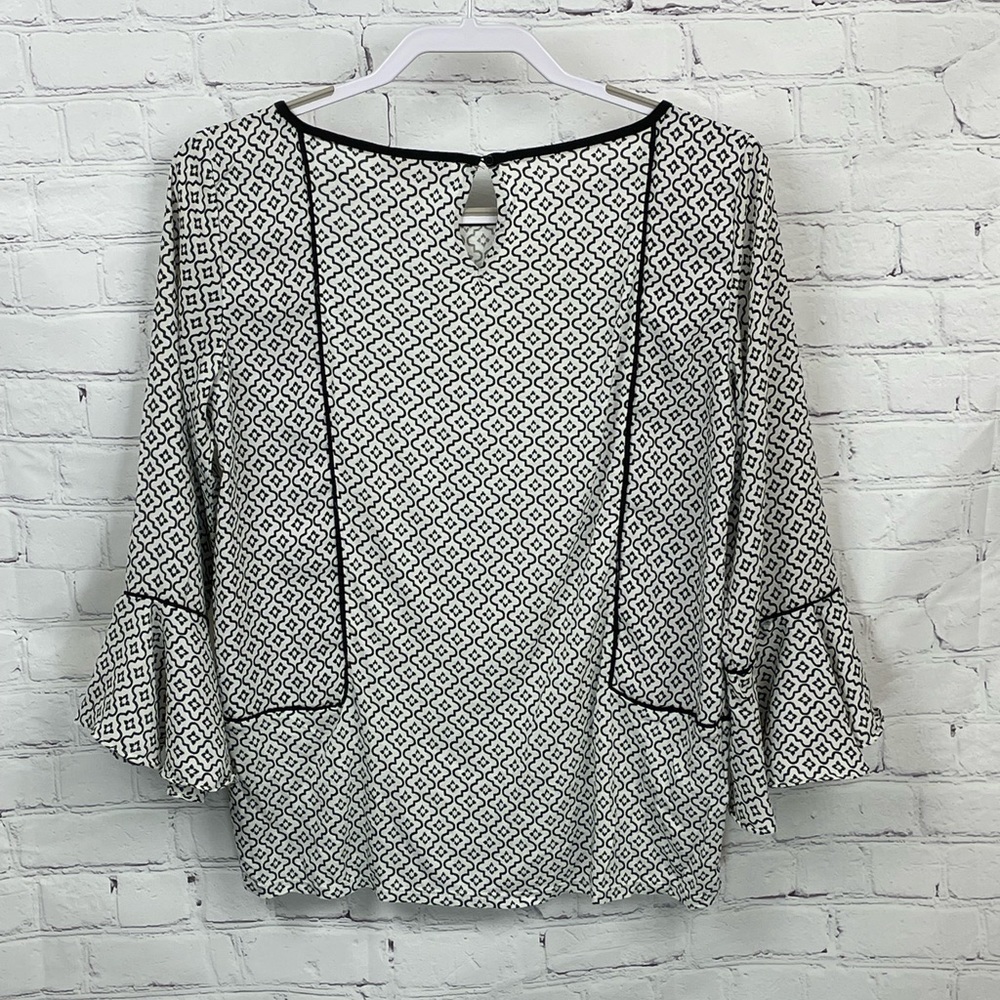 ANN TAYLOR LOFT Black White Geometric Print Bell Sleeve Keyhole Back Top XSmall